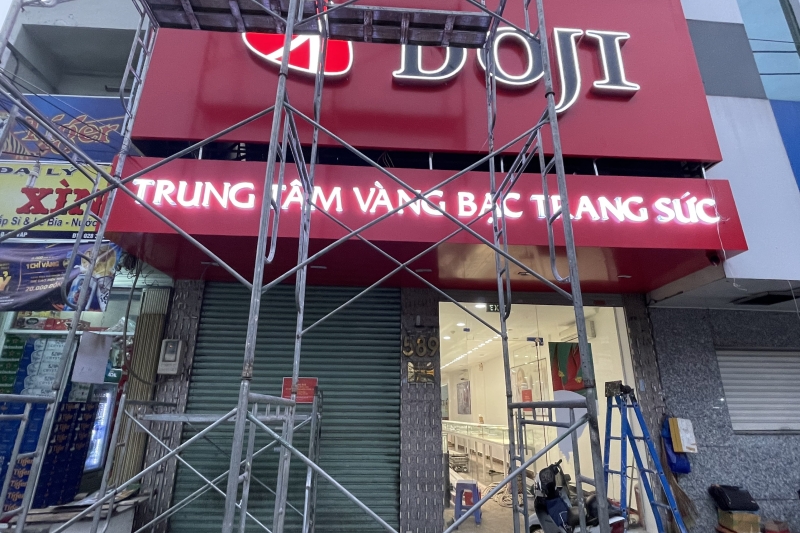 THI CÔNG BẢNG HIỆU TRUNG TÂM VÀNG BẠC ĐÁ QUÝ TRANG SỨC DOJI