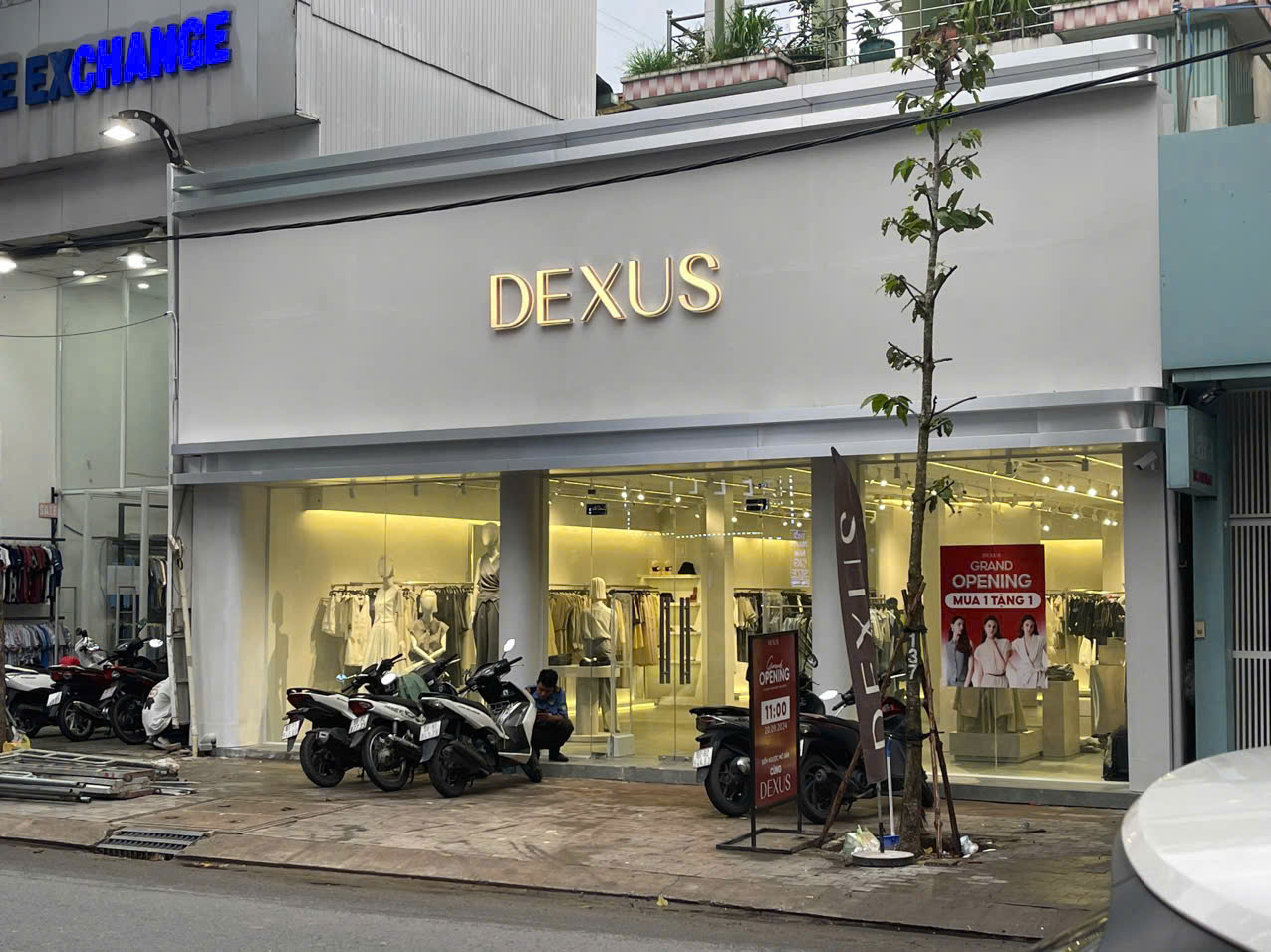 THI CÔNG BẢNG HIỆU BRAND DEXUS